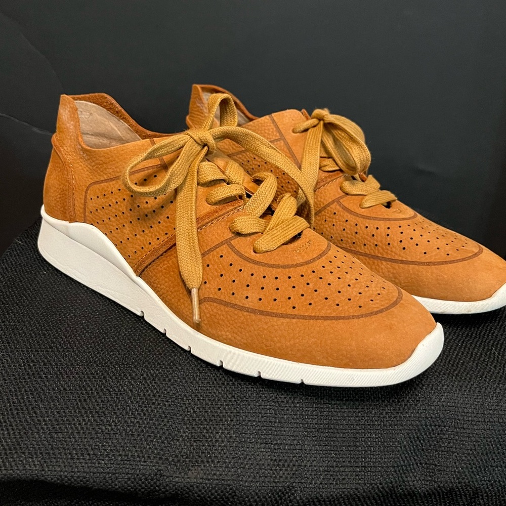 All leather womens Kenneth Cole Gentle Souls joggers/tennis shoes size 9
